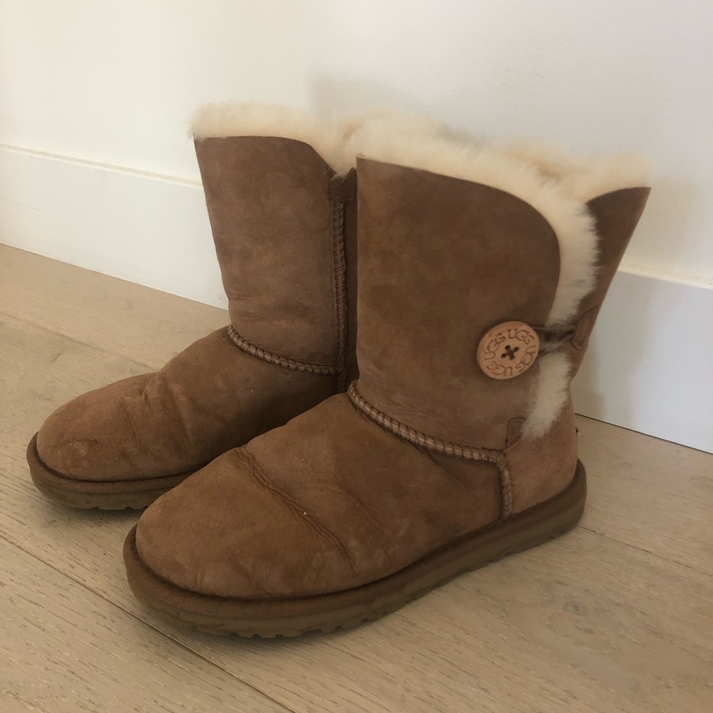 UGG Bailey Button II in Chestnut